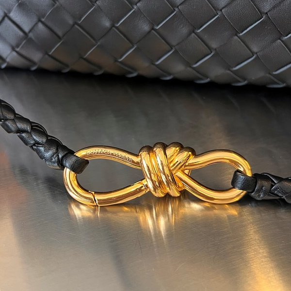 보테가베네타 스몰 EW 안디아모 백 [매장가 573만원대]