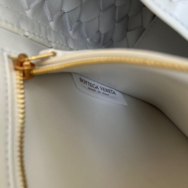 보테가베네타 스몰 EW 안디아모 백 [매장가 573만원대]