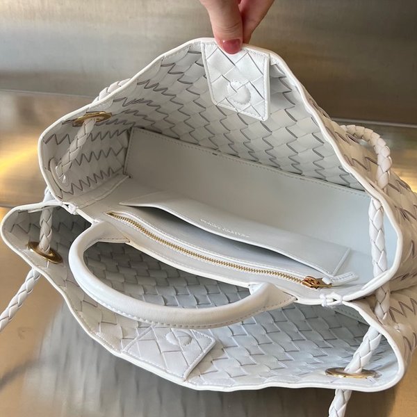 보테가베네타 스몰 EW 안디아모 백 [매장가 573만원대]