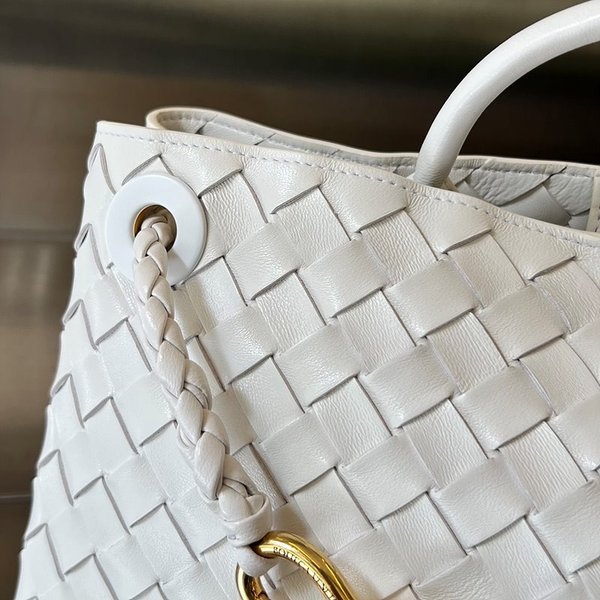 보테가베네타 스몰 EW 안디아모 백 [매장가 573만원대]