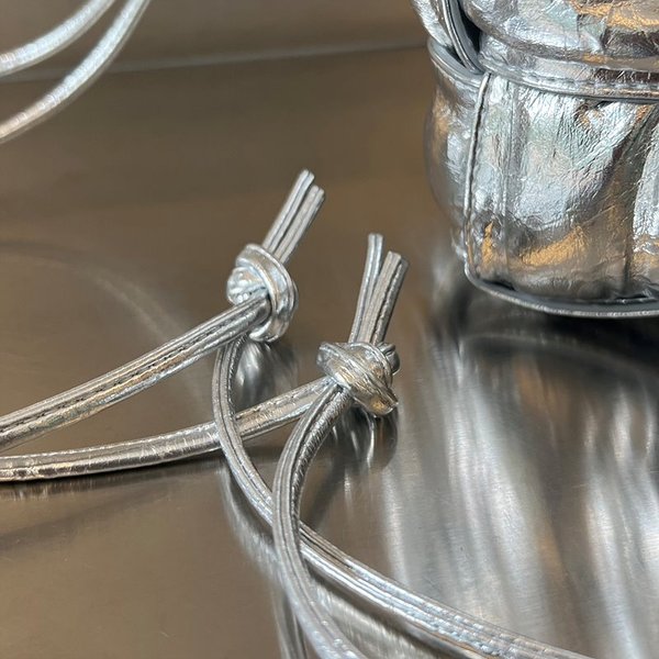 보테가베네타 스몰 카세트 크로스바디 버킷백 [매장가 197만원대]