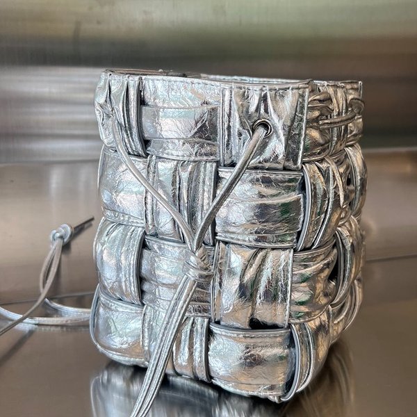 보테가베네타 스몰 카세트 크로스바디 버킷백 [매장가 197만원대]