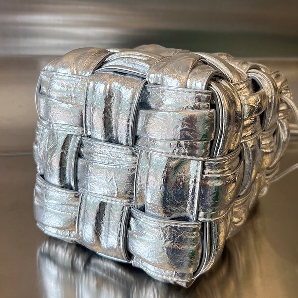 보테가베네타 스몰 카세트 크로스바디 버킷백 [매장가 197만원대]