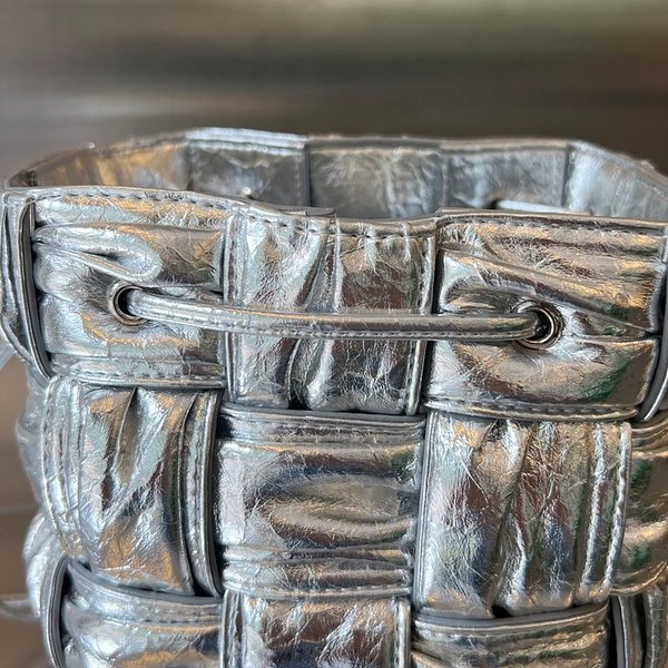 보테가베네타 스몰 카세트 크로스바디 버킷백 [매장가 197만원대]