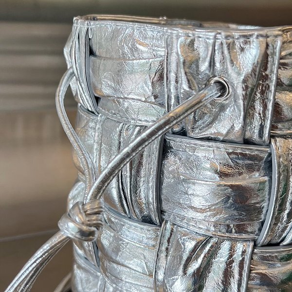 보테가베네타 스몰 카세트 크로스바디 버킷백 [매장가 197만원대]