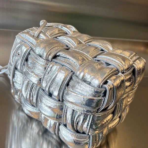 보테가베네타 스몰 카세트 크로스바디 버킷백 [매장가 197만원대]