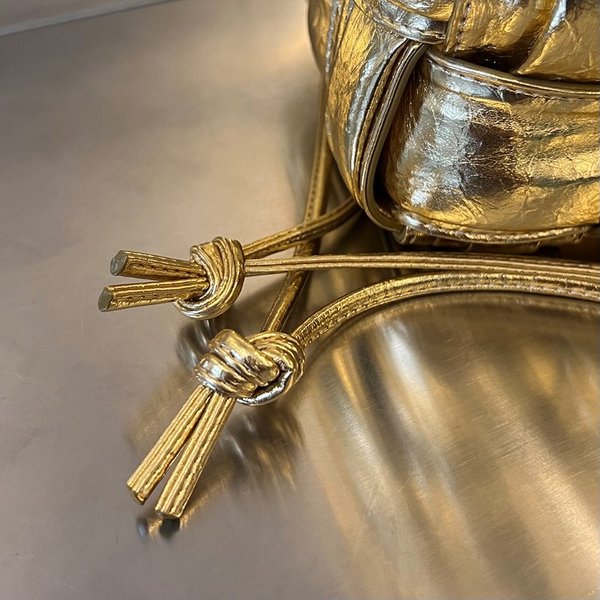 보테가베네타 스몰 카세트 크로스바디 버킷백 [매장가 197만원대]