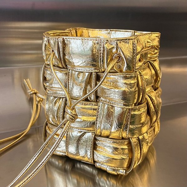 보테가베네타 스몰 카세트 크로스바디 버킷백 [매장가 197만원대]