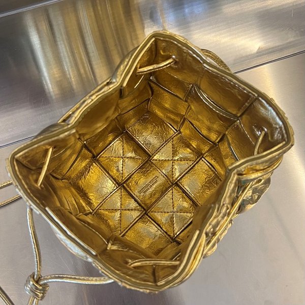 보테가베네타 스몰 카세트 크로스바디 버킷백 [매장가 197만원대]