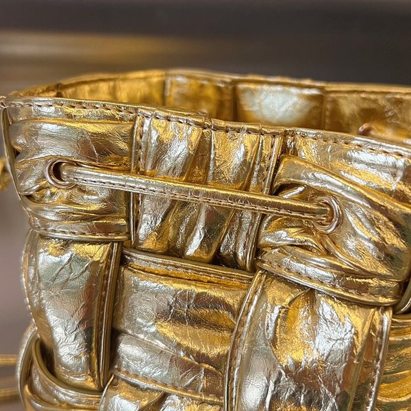 보테가베네타 스몰 카세트 크로스바디 버킷백 [매장가 197만원대]