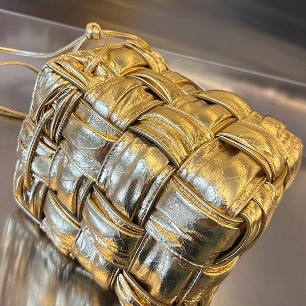 보테가베네타 스몰 카세트 크로스바디 버킷백 [매장가 197만원대]