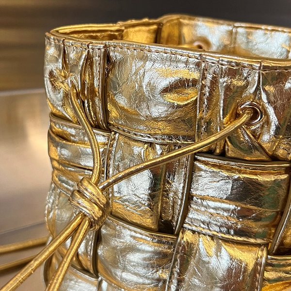 보테가베네타 스몰 카세트 크로스바디 버킷백 [매장가 197만원대]