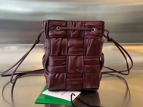 보테가베네타 스몰 카세트 버킷백 [매장가 382만원대]