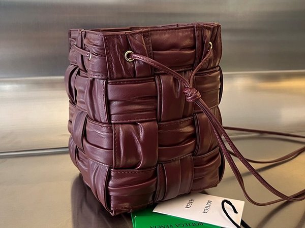 보테가베네타 스몰 카세트 버킷백 [매장가 382만원대]