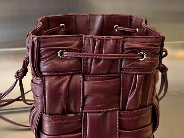 보테가베네타 스몰 카세트 버킷백 [매장가 382만원대]