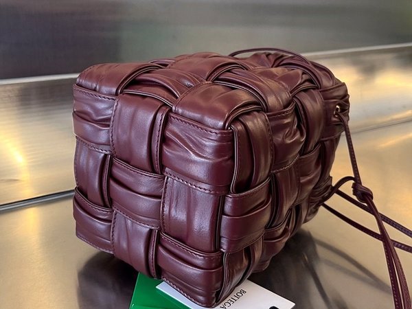 보테가베네타 스몰 카세트 버킷백 [매장가 382만원대]