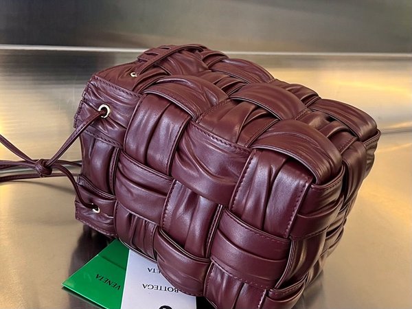 보테가베네타 스몰 카세트 버킷백 [매장가 382만원대]