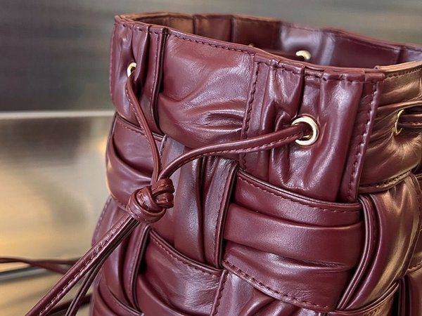 보테가베네타 스몰 카세트 버킷백 [매장가 382만원대]