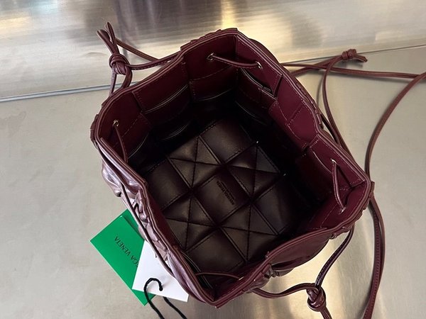 보테가베네타 스몰 카세트 버킷백 [매장가 382만원대]