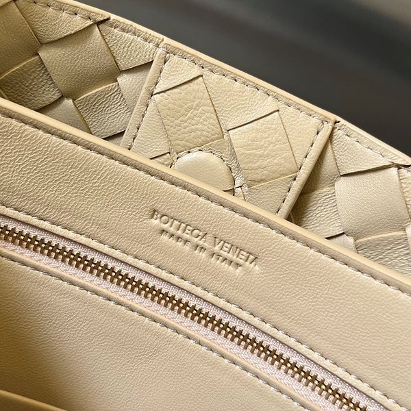 보테가베네타 스몰 안디아모 [매장가 538만원대]
