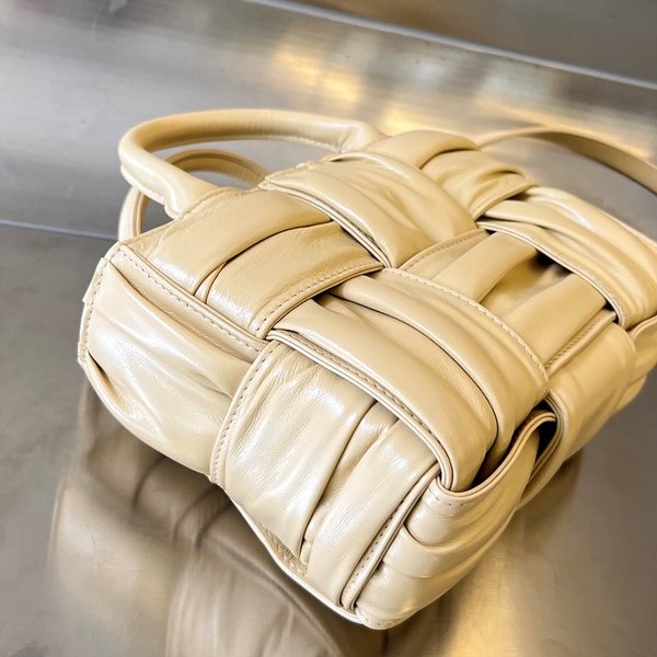 보테가베네타 스몰 아르코 토트백 [매장가 578만원대]