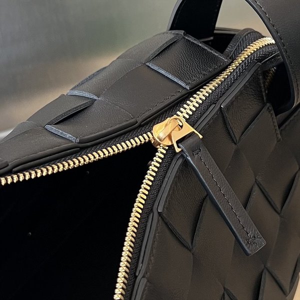 보테가베네타 스몰 볼링 카세트백 [매장가 573만원대]