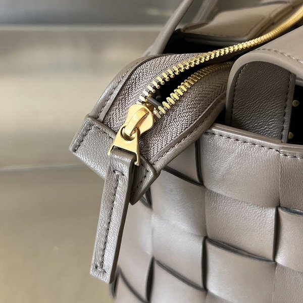 보테가베네타 스몰 볼링 카세트백 [매장가 573만원대]