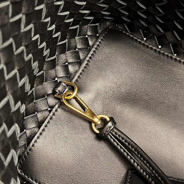 보테가베네타 스몰 까바백 [매장가 932만원대]