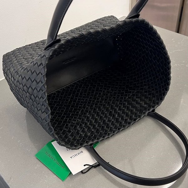 보테가베네타 스몰 까바백 [매장가 932만원대]