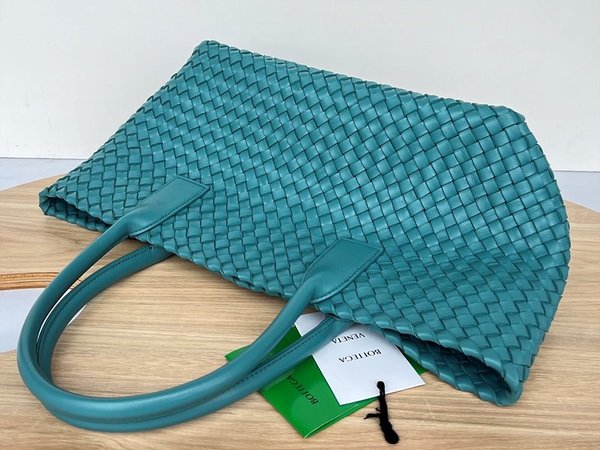 보테가베네타 스몰 까바백 [매장가 932만원대]