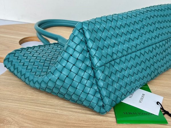 보테가베네타 스몰 까바백 [매장가 932만원대]