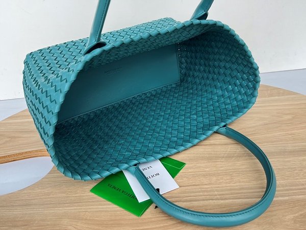 보테가베네타 스몰 까바백 [매장가 932만원대]