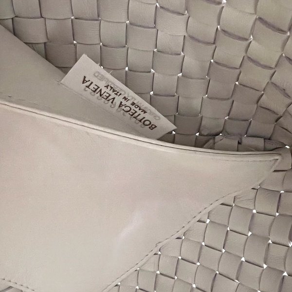 보테가베네타 스몰 까바백 [매장가 932만원대]