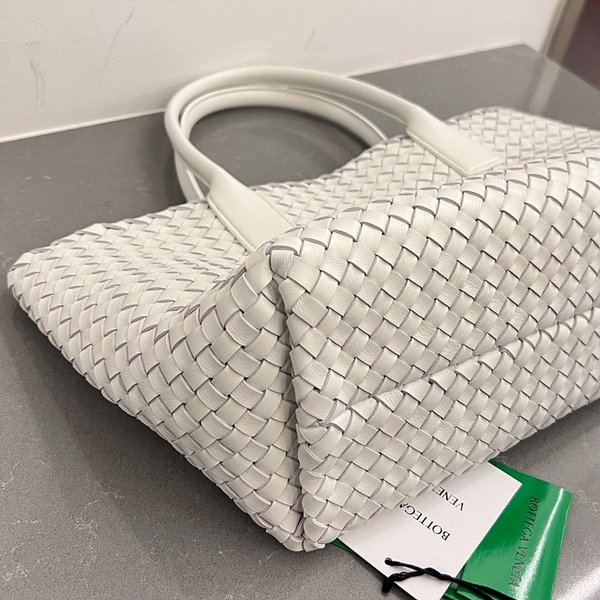 보테가베네타 스몰 까바백 [매장가 932만원대]