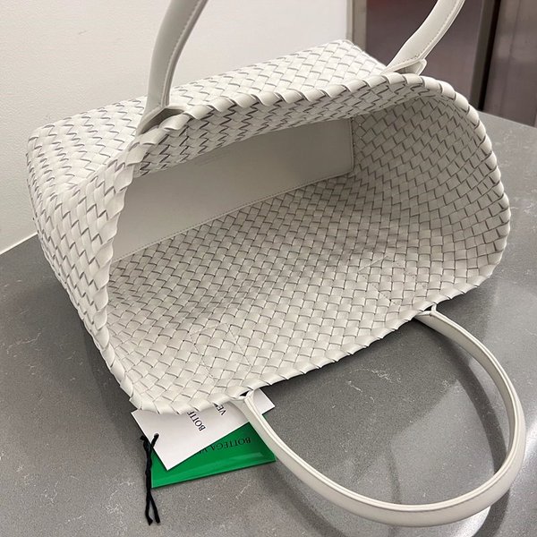 보테가베네타 스몰 까바백 [매장가 932만원대]