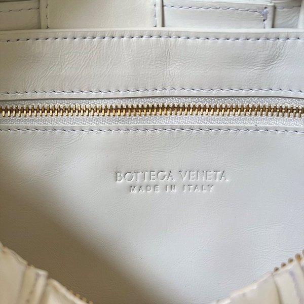 보테가베네타 브릭 카세트백 [매장가 543만원대]