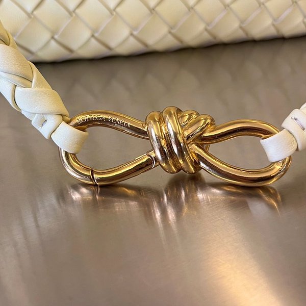 보테가베네타 미디엄 안디아모 백 [매장가 636만원대]