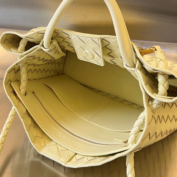 보테가베네타 미디엄 안디아모 백 [매장가 636만원대]