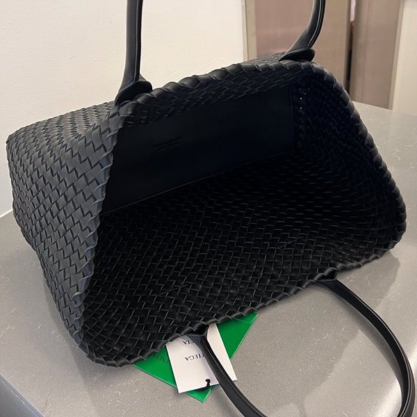 보테가베네타 미디엄 까바백 [매장가 1145만원대]