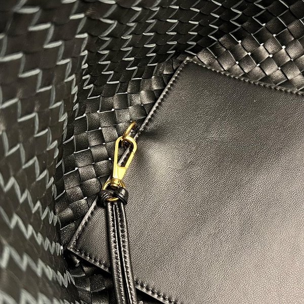 보테가베네타 미디엄 까바백 [매장가 1145만원대]