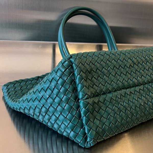 보테가베네타 미디엄 까바백 [매장가 1145만원대]