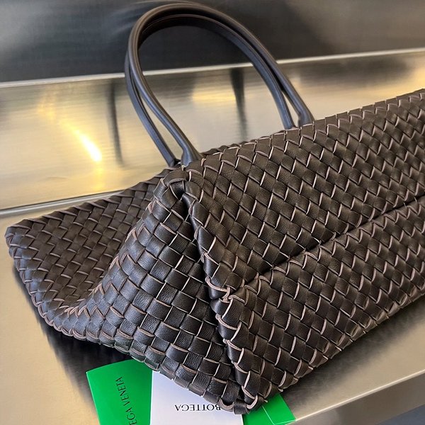 보테가베네타 미디엄 까바백 [매장가 1145만원대]