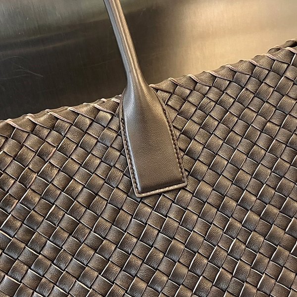 보테가베네타 미디엄 까바백 [매장가 1145만원대]