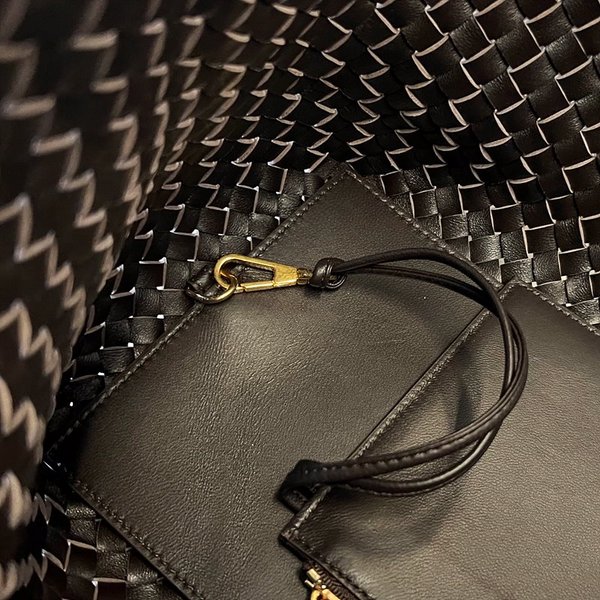 보테가베네타 미디엄 까바백 [매장가 1145만원대]