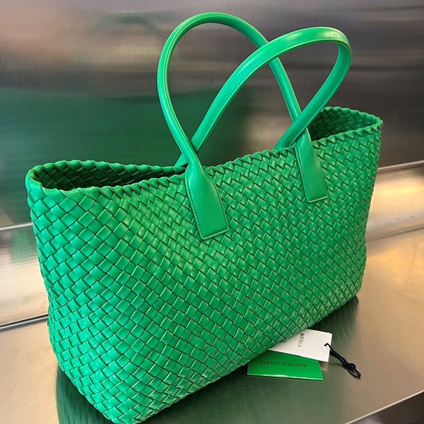 보테가베네타 미디엄 까바백 [매장가 1145만원대]