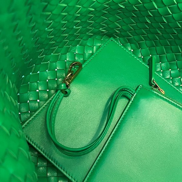 보테가베네타 미디엄 까바백 [매장가 1145만원대]