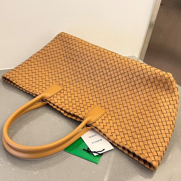 보테가베네타 미디엄 까바백 [매장가 1145만원대]