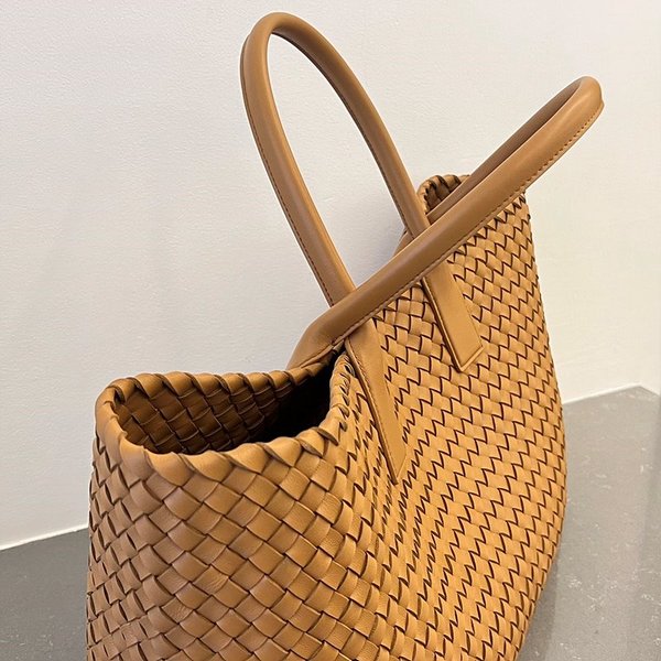 보테가베네타 미디엄 까바백 [매장가 1145만원대]