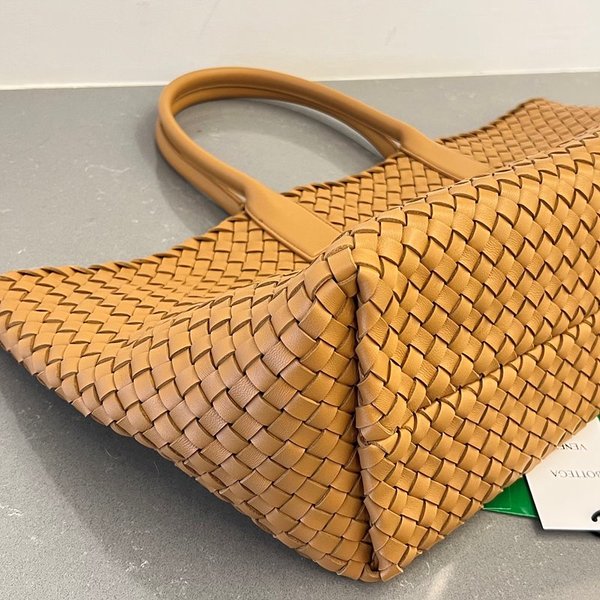 보테가베네타 미디엄 까바백 [매장가 1145만원대]