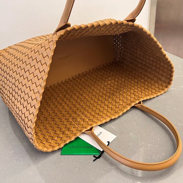 보테가베네타 미디엄 까바백 [매장가 1145만원대]